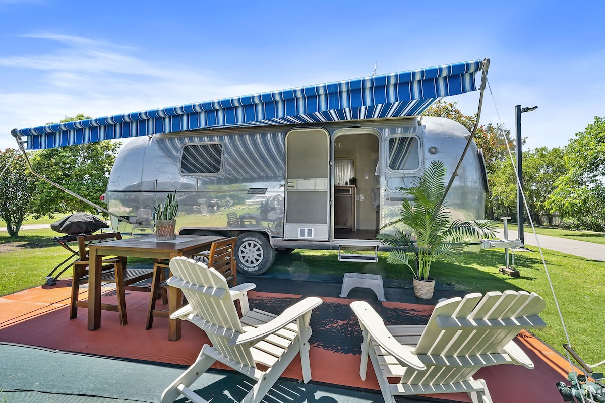 Tradewind Airstream Caravan (Shared Toilet) | Premium bedding, free WiFi, bed sheets