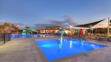 2 piscinas externas, funciona das 7h às 19h, guarda-sóis