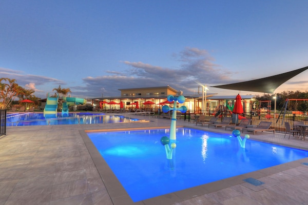 2 buitenzwembaden, parasols bij het zwembad en ligstoelen