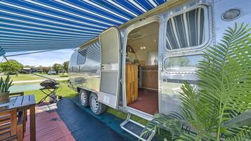 Quarto econômico | Roupas de cama premium, Wi-Fi de cortesia, roupa de cama