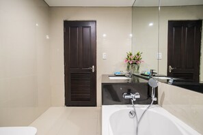 Bathroom - TRYP by Wyndham Yangon (Yangon)
