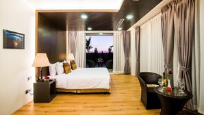 Suite, 1 King-Bett, Nichtraucher, Stadtblick | Minibar, Schreibtisch, Verdunkelungsvorhänge, Bügeleisen/Bügelbrett