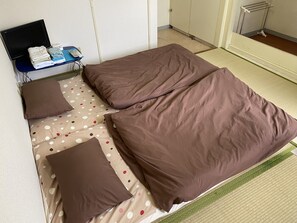 Espacio para trabajar con laptop, wifi gratis y ropa de cama