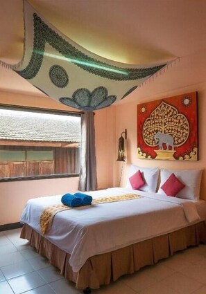 มินิบาร์, ตู้นิรภัยในห้องพัก, โต๊ะทำงาน, ห้องเก็บเสียง