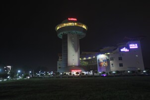 Un hotel con una torre destacada, un cine y un cartel que dice 'Clark's Inn'.