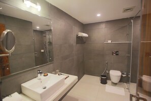 Suihku, sadesuihkupää, ilmaiset hygieniatuotteet, bidee