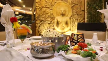 Lunch and dinner served, international cuisine