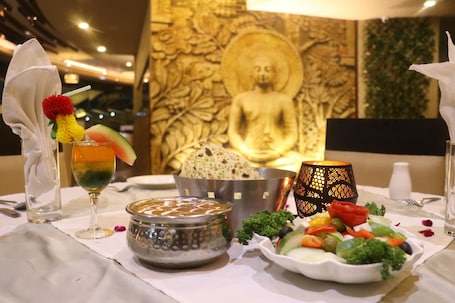 Lunch and dinner served, international cuisine