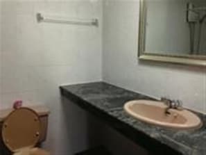 Combined shower/tub, deep soaking tub, free toiletries, towels - Anou Paradise Hotel (Vientiane)