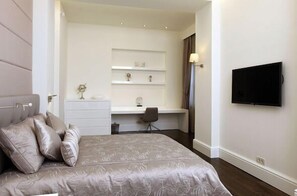 Zimmersafe, Schreibtisch, schallisolierte Zimmer, Bügeleisen/Bügelbrett
