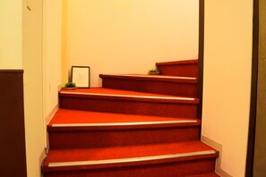 Staircase - Retro Boy Coffee (Yuni)