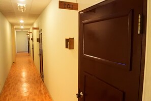 Hallway - Retro Boy Coffee (Yuni)