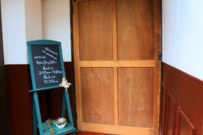 Interior entrance - Retro Boy Coffee (Yuni)