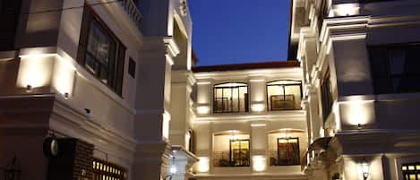 Bagian depan properti - sore/malam