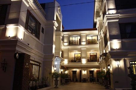 Fachada de la propiedad por la tarde o noche