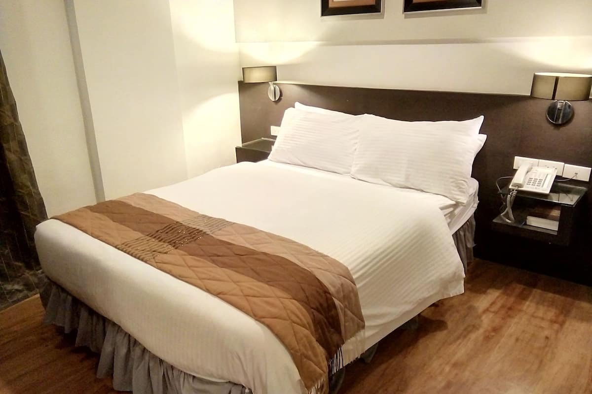deluxe double room | in-room safe, desk, free wifi, bed sheets