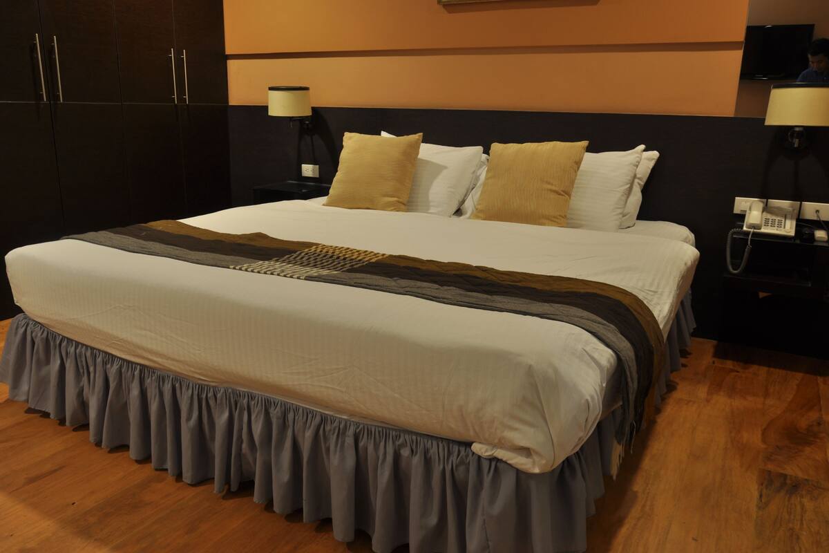 junior suite | in-room safe, desk, free wifi, bed sheets