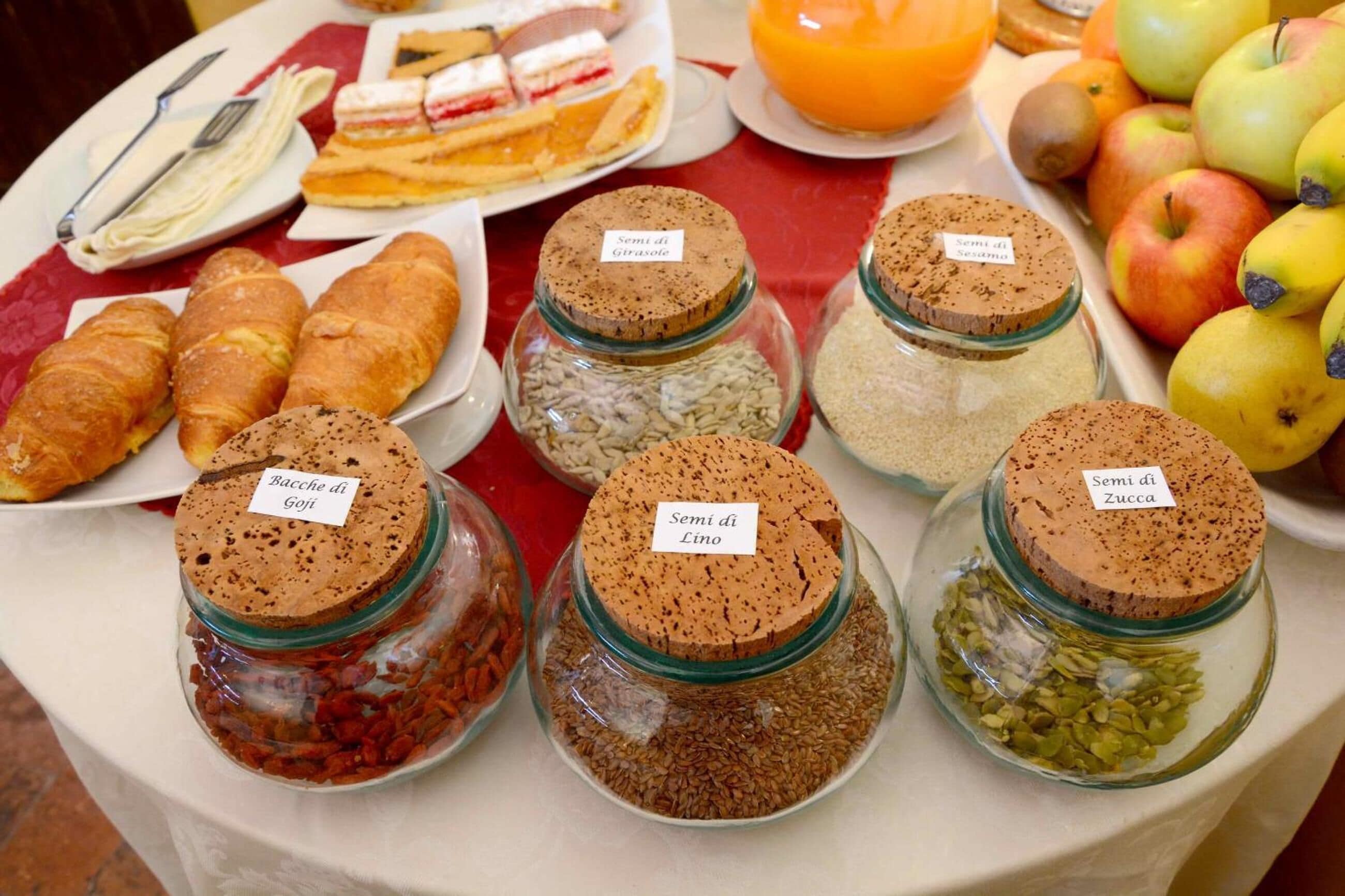 Ein Frühstücksbuffet mit verschiedenen Speisen und Beilagen.