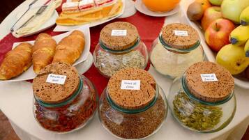 Ein Frühstücksbuffet mit verschiedenen Speisen und Beilagen.