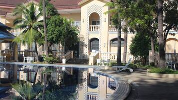 Piscine extérieure, chaises longues