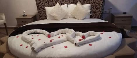 Honeymoon Double Room, 1 Double Bed, Jetted Tub | Free WiFi, bed sheets