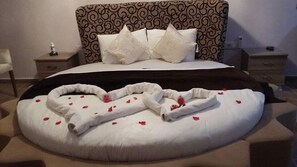 A bed with a heart-shaped arrangement of towels and rose petals. - Agva Asmali Garden - Adults Only (Sile)