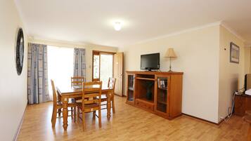 Maison, 3 chambres (1 queen, 1 double, 1 bunk & 1 single) | Coin séjour