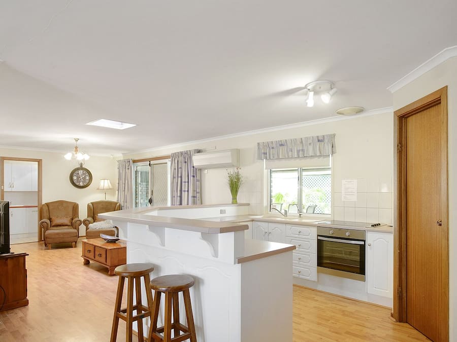 Holiday House (1 queen, 1 double, 1 triple bunk and 1 single) | Private kitchen | Fridge, microwave, electric kettle, toaster