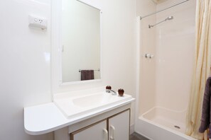 Studio Cabin | Bathroom | Shower - Moonta Bay Accommodation (Moonta Bay)