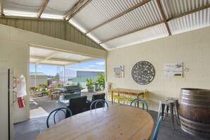 BBQ/picnic area - Moonta Bay Accommodation (Moonta Bay)
