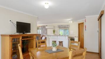 Holiday House (1 queen, 1 double, 1 triple bunk and 1 single) | Dining room