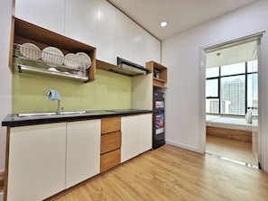 Appartement familial, 2 chambres, vue sur la ville, au bord de lâocĂ©an | Cuisine privĂ©e | RĂ©frigĂ©rateur grande capacitĂ© avec congĂ©lateur, four Ă micro-ondes