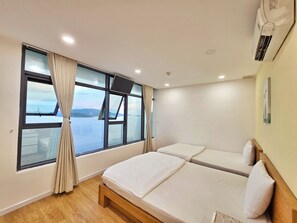 Superior appartement, 1 slaapkamer, uitzicht op het strand, aan het strand (Twin) | Bedden met traagschuimmatrassen, een kluis op de kamer, een bureau