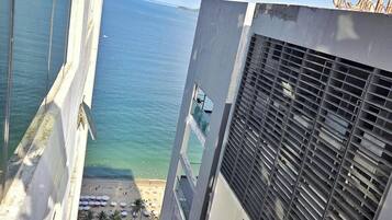 Familienapartment, 2 Schlafzimmer, Stadtblick, Meerseite | Terrasse/Patio