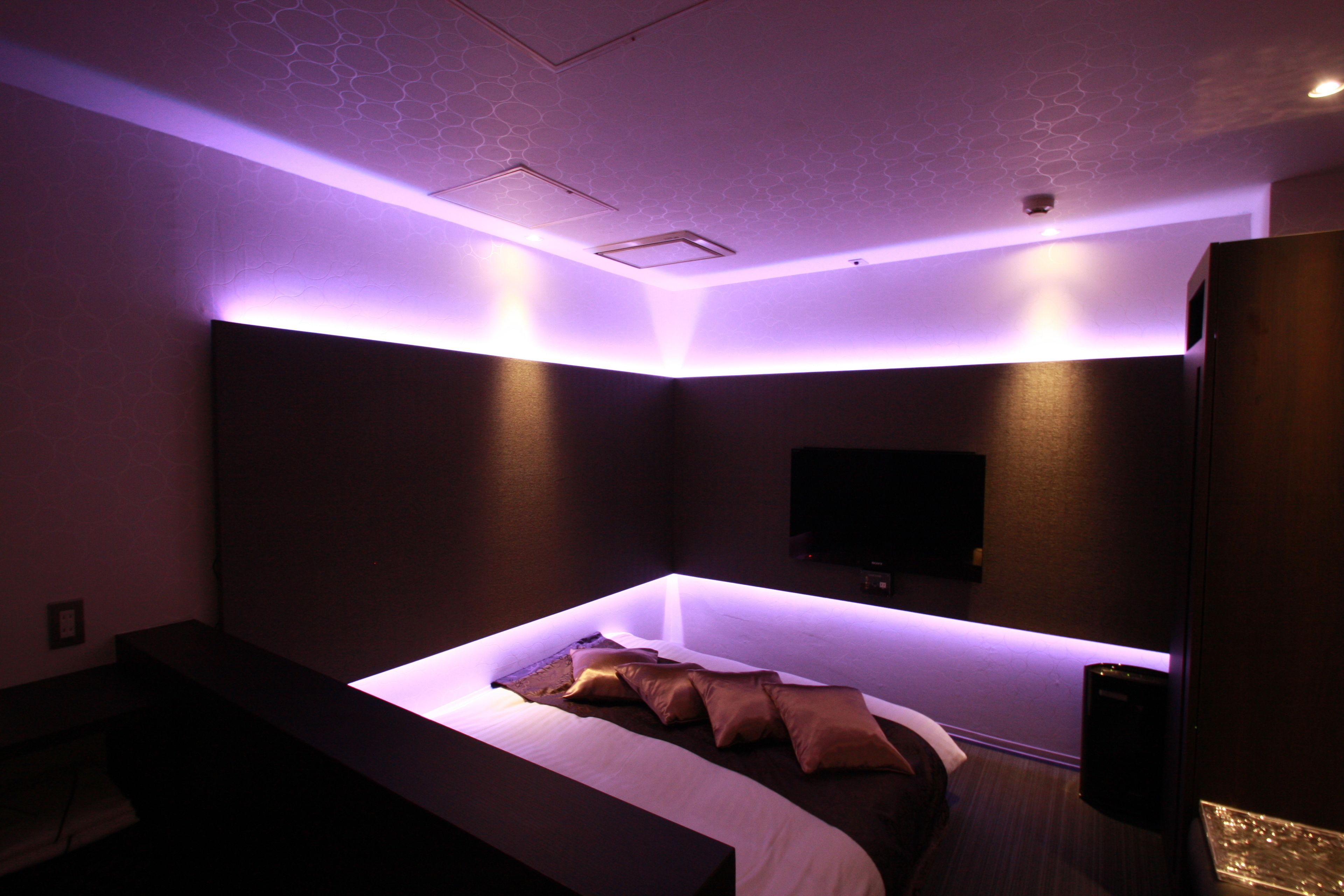 Combined shower/tub, jetted tub, free toiletries, hair dryer