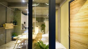 住宿正面 (夜晚)