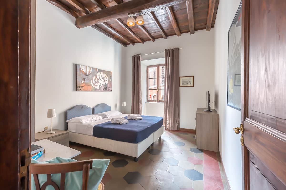 Ropa de cama de alta calidad y caja de seguridad en la habitación