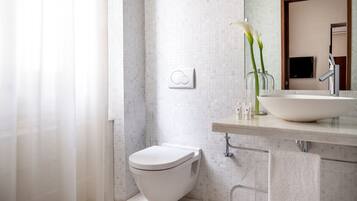 Separate bathtub and shower, jetted bath, rainfall showerhead