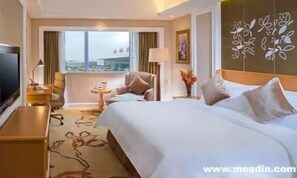 Escritorio, cortinas blackout y wifi gratis