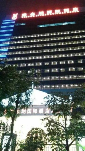 Fachada de la propiedad por la tarde o noche