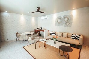 Villa de lujo | Caja fuerte y espacio para trabajar con un portátil