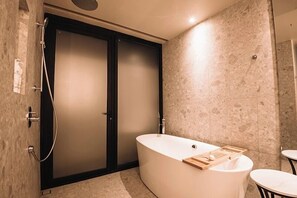 奢華別墅 | 浴室 | 淋浴設備、免費梳洗用品、拖鞋、提供毛巾