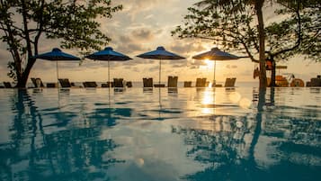 3 albercas al aire libre, sombrillas en la alberca y camastros