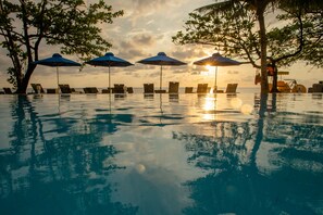 3 piscinas al aire libre, sombrillas, tumbonas