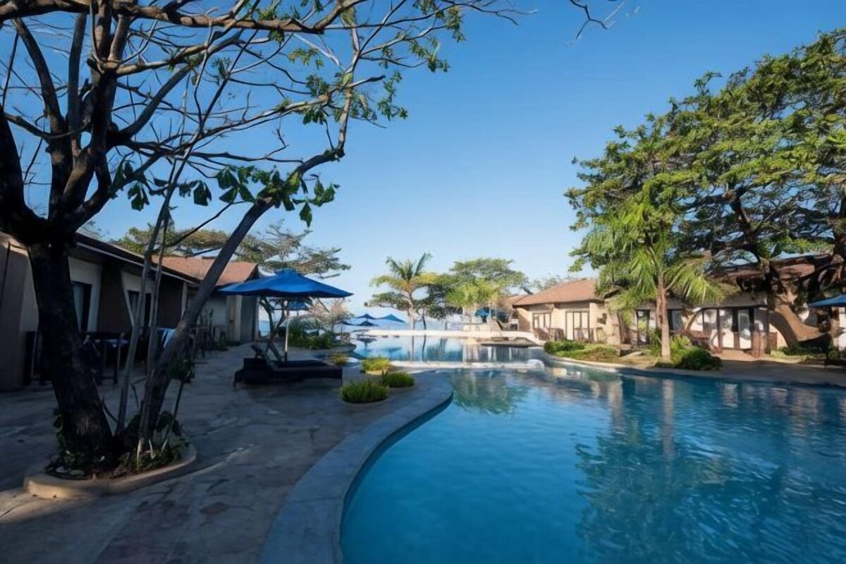 Pool | 3 outdoor pools, pool umbrellas, sun loungers