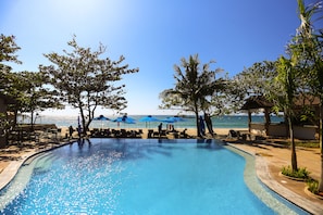 3 piscines extérieures, parasols de plage, chaises longues