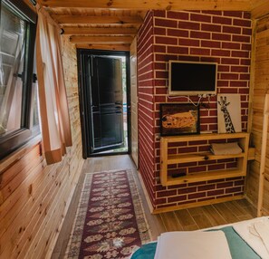 Garden View Bungalow Room | Escritorio, wifi gratis y ropa de cama