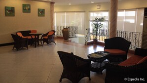 Lobby sitting area - Seorabeol Grand Leisure Hotel (Olongapo)
