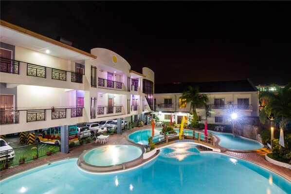 Piscine couverte, piscine extérieure