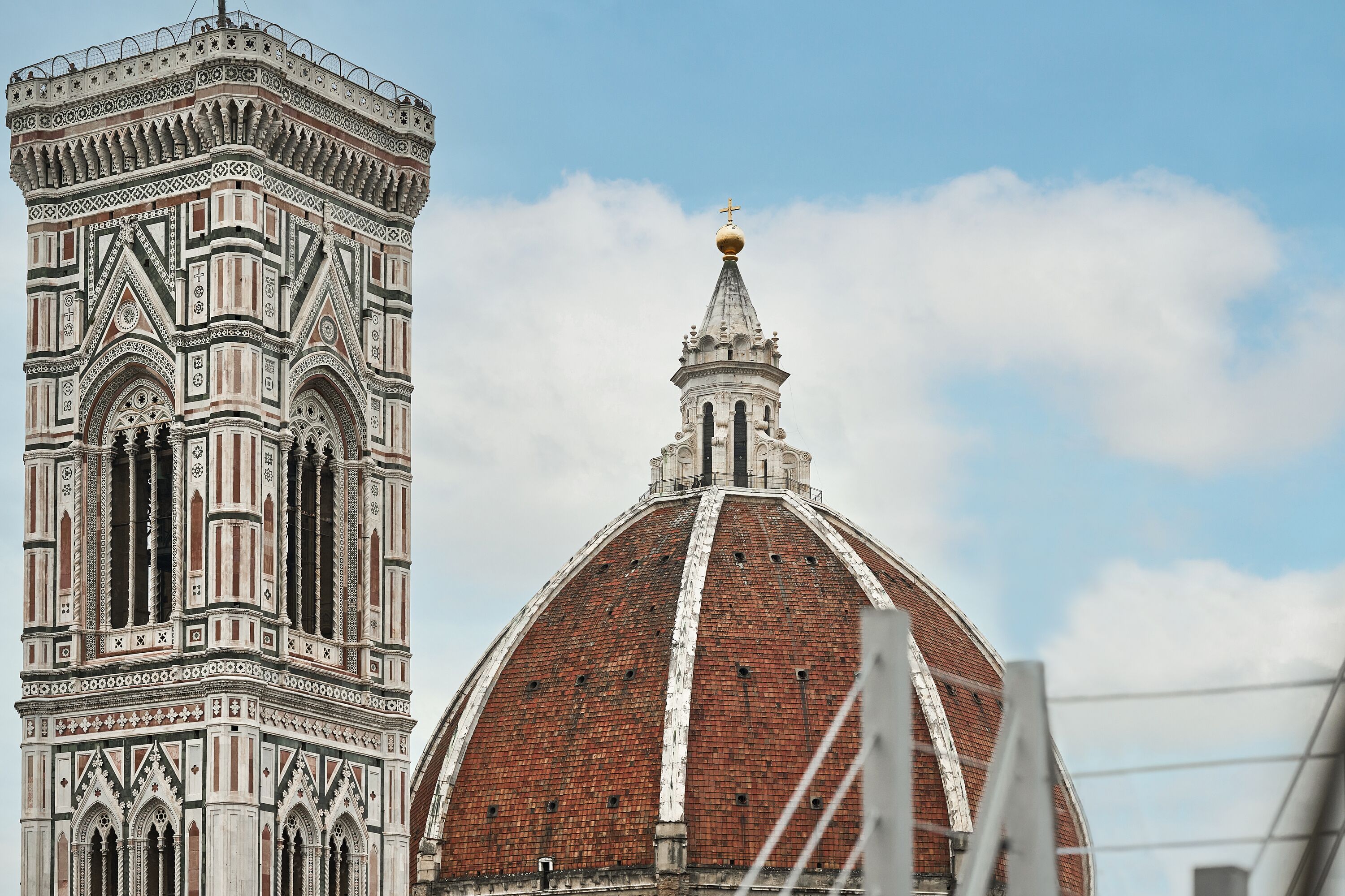 Un edificio histórico con una cúpula grande y una torre alta de diseños intrincados.